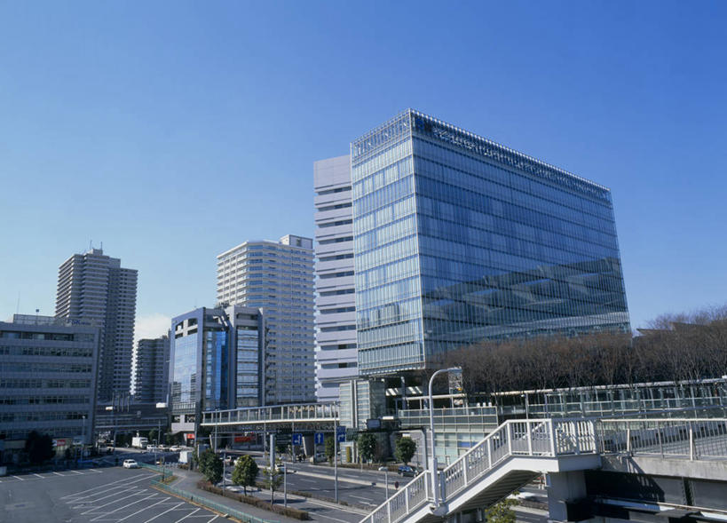 无人,高楼大厦,栏杆,横图,室外,白天,仰视,度假,美景,植物,楼梯,城市风光,标志建筑,城市,大厦,道路,地标,建筑,路,路灯,摩天大楼,公路,照明,日本,亚洲,阴影,光线,扶手,影子,阶梯,景观,灯光,分界线,停车线,交通,中央区,娱乐,建设,护栏,台阶,灯,树,树木,蓝色,绿色,蓝天,天空,阳光,自然,天,享受,休闲,景色,放松,生长,晴朗,成长,车行道,车行道分界线,照亮,照明设备,标线,东亚,车行线,本州,万里无云,关东地方,本州岛,日本国,崎玉,崎玉县,县厅,崎玉市,晴空,晴空万里,马路,彩图,低角度拍摄,大楼,高层建筑,高楼,摩天楼,大宫,大宫区,埼玉新都心