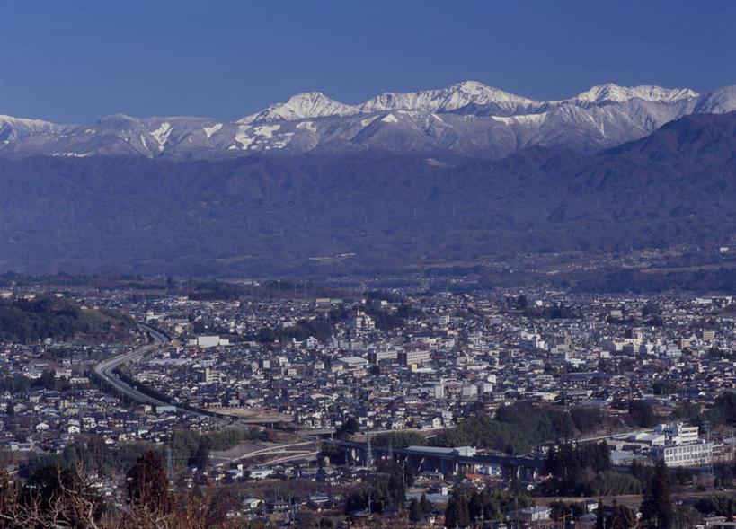 无人,家,横图,室外,白天,正面,旅游,度假,美景,山,雪,雪山,大雪,城市风光,城市,建筑,长野县,日本,亚洲,阴影,光线,影子,房屋,屋子,冰,积雪,景观,山峰,雪景,冬季,冬天,公寓,建筑群,山峦,娱乐,建设,洋房,楼房,住宅,蓝色,蓝天,天空,阳光,天,享受,休闲,景色,放松,寒冷,晴朗,冰冷,东亚,本州,万里无云,本州岛,日本国,中部地方,长野,严寒,冰凉,酷寒,凛冽,凛凛,极冷,晴空,晴空万里,彩图,房子,饭田,饭田市,南阿尔卑斯山