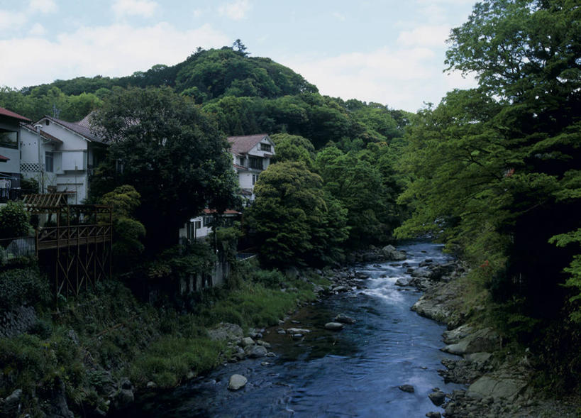 无人,家,横图,室外,白天,正面,旅游,度假,河流,石头,美景,森林,山,山脉,树林,水,植物,静冈县,日本,亚洲,阴影,光线,石子,影子,房屋,屋子,河水,景观,山峰,水流,云,云朵,山峦,云彩,娱乐,楼房,住宅,树,树木,蓝色,绿色,白云,蓝天,天空,小溪,阳光,自然,群山,天,溪水,享受,休闲,景色,放松,生长,晴朗,成长,自然风光,东亚,本州,本州岛,日本国,中部地方,静冈,伊豆半岛,石块,岩石,晴空,彩图,房子,伊豆市,汤岛温泉,天城汤岛温泉
