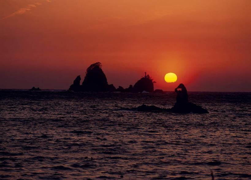 无人,横图,室外,白天,正面,旅游,度假,岛屿,海浪,海洋,石头,美景,日落,太阳,静冈县,日本,亚洲,石子,岛,景观,浪花,晚霞,霞光,落日,背光,娱乐,自然,海水,黄昏,享受,休闲,景色,彩霞,放松,自然风光,逆光,海景,东亚,本州,本州岛,日本国,中部地方,静冈,夕照,薄暮,伊豆半岛,大海,风浪,海,海水的波动,近岸浪,列岛,群岛,石块,岩石,涌浪,诸岛,夕阳,彩图,傍晚,贺茂郡,西伊豆町,斜阳,骏河湾