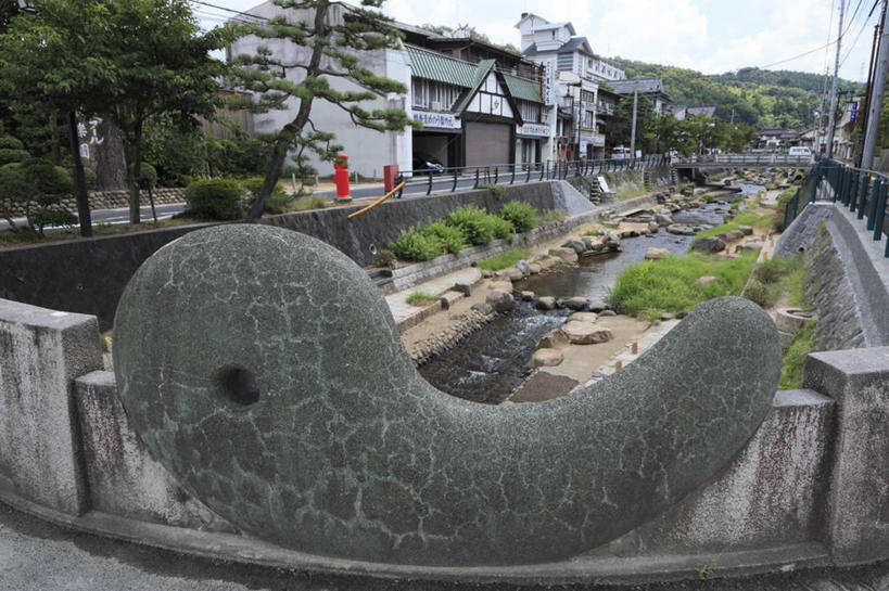 无人,家,横图,室外,白天,正面,度假,草地,草坪,河流,石头,美景,水,植物,城市风光,城市,雕塑,日本,亚洲,阴影,艺术,装饰,光线,雕刻,雕像,石子,影子,房屋,屋子,河水,景观,水流,娱乐,楼房,石雕,住宅,草,蓝色,绿色,蓝天,天空,阳光,工艺品,天,享受,休闲,景色,放松,晴朗,纪念,松江,美术,主题,陈列,东亚,本州,万里无云,本州岛,日本国,中国地方,功能,美学,县厅,岛根,岛根县,石块,岩石,晴空,晴空万里,彩图,房子,松江市