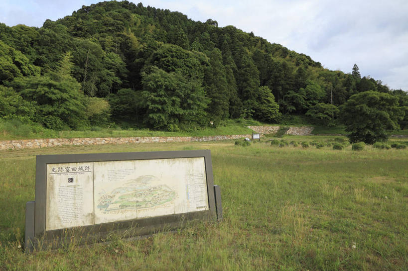 无人,横图,室外,白天,正面,旅游,度假,草地,草坪,美景,山,山脉,树林,植物,指示牌,日本,亚洲,阴影,光线,标志,文字,影子,景观,山峰,云,云朵,山峦,云彩,娱乐,标识,草,树,树木,蓝色,绿色,白云,蓝天,天空,阳光,自然,群山,天,享受,休闲,景色,放松,生长,晴朗,成长,自然风光,东亚,本州,本州岛,日本国,中国地方,岛根,岛根县,晴空,彩图,安来市,月山富田城