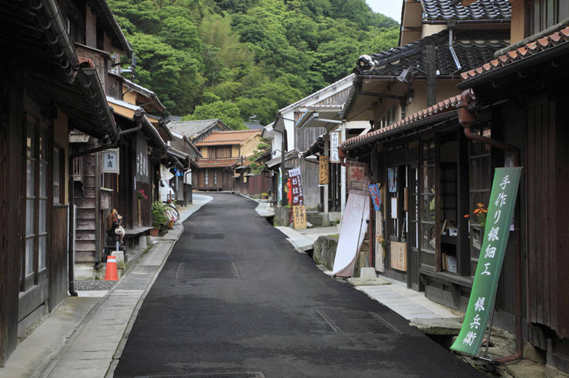 无人,家,横图,室外,白天,正面,度假,美景,森林,山,山脉,树林,植物,城市风光,城市,道路,路,公路,日本,亚洲,弯曲,日文,标志,文字,字符,房屋,屋子,景观,山峰,交通,山峦,娱乐,标识,楼房,住宅,树,树木,绿色,自然,群山,享受,休闲,景色,放松,蜿蜒,生长,成长,东亚,本州,本州岛,日本国,中国地方,日语,大田市,岛根,岛根县,马路,彩图,房子,石见银山,石见银山遗址