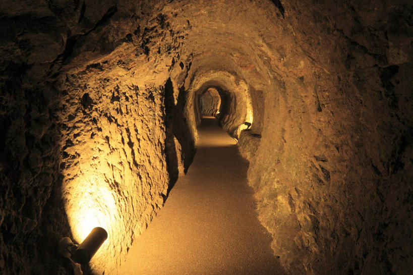 无人,横图,室内,白天,正面,旅游,度假,石头,名胜古迹,标志建筑,地标,建筑,日本,亚洲,阴影,遗迹,光线,石子,影子,墙,灯光,古迹,文物,娱乐,建设,古建筑,墙壁,墙面,享受,休闲,旅游胜地,放松,古文明,东亚,本州,本州岛,日本国,中国地方,大田市,岛根,岛根县,石块,岩石,彩图,石见银山,石见银山遗址