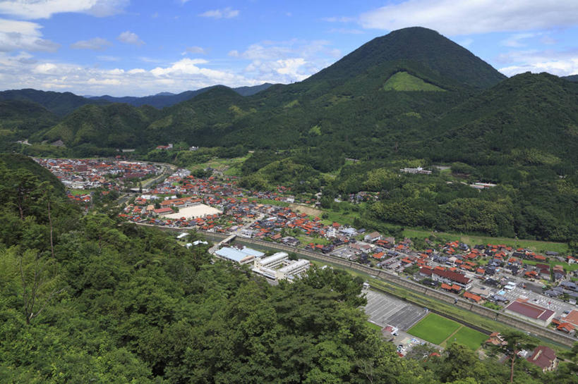 无人,家,横图,俯视,室外,白天,旅游,度假,美景,森林,山,山脉,树林,植物,城市风光,城市,建筑,日本,亚洲,阴影,光线,影子,房屋,屋子,景观,山峰,云,云朵,公寓,建筑群,山峦,云彩,娱乐,建设,洋房,楼房,住宅,树,树木,蓝色,绿色,白云,蓝天,天空,阳光,自然,群山,天,享受,休闲,景色,放松,生长,晴朗,成长,东亚,本州,本州岛,日本国,中国地方,岛根,岛根县,晴空,彩图,高角度拍摄,房子,津和野町,鹿足郡