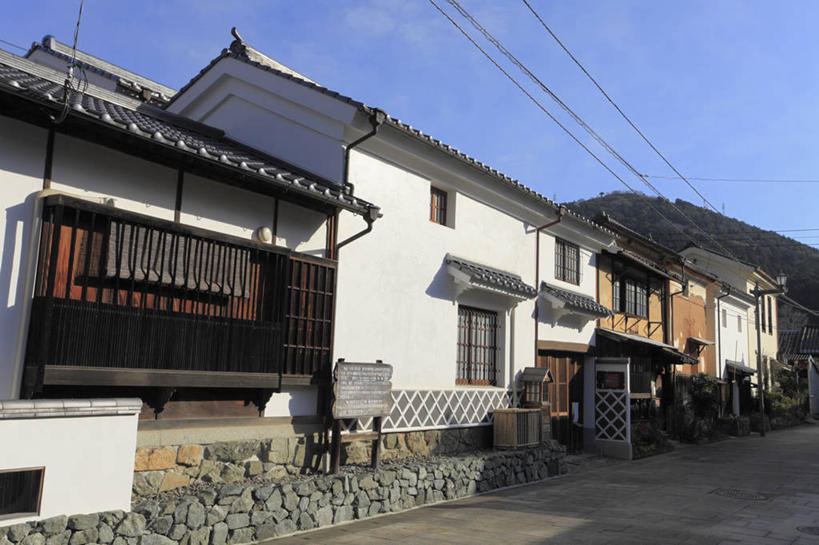 无人,横图,室外,白天,仰视,旅游,度假,山,山脉,标志建筑,地标,建筑,爱媛县,日本,亚洲,阴影,光线,影子,墙,山峰,山峦,娱乐,建设,墙壁,墙面,蓝色,白色,蓝天,天空,阳光,群山,天,享受,休闲,旅游胜地,放松,晴朗,东亚,万里无云,日本国,爱媛,四国地方,四国,四国岛,晴空,晴空万里,彩图,低角度拍摄,大洲市