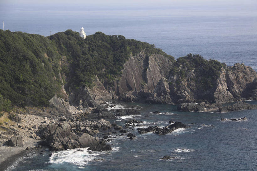 无人,横图,俯视,航拍,室外,白天,旅游,度假,海浪,海洋,礁石,石头,美景,山,山脉,树林,植物,道路,日本,亚洲,阴影,光线,信息,石子,影子,景观,浪花,山峰,灯塔,交通,山峦,方向,娱乐,树,树木,绿色,阳光,自然,海水,群山,享受,休闲,景色,放松,生长,成长,引导,指引,鸟瞰,自然风光,海景,东亚,高知,日本国,高知县,四国地方,四国,四国岛,航标,大海,风浪,海,海水的波动,礁,近岸浪,石块,岩石,涌浪,彩图,高角度拍摄,土佐清水市,导航