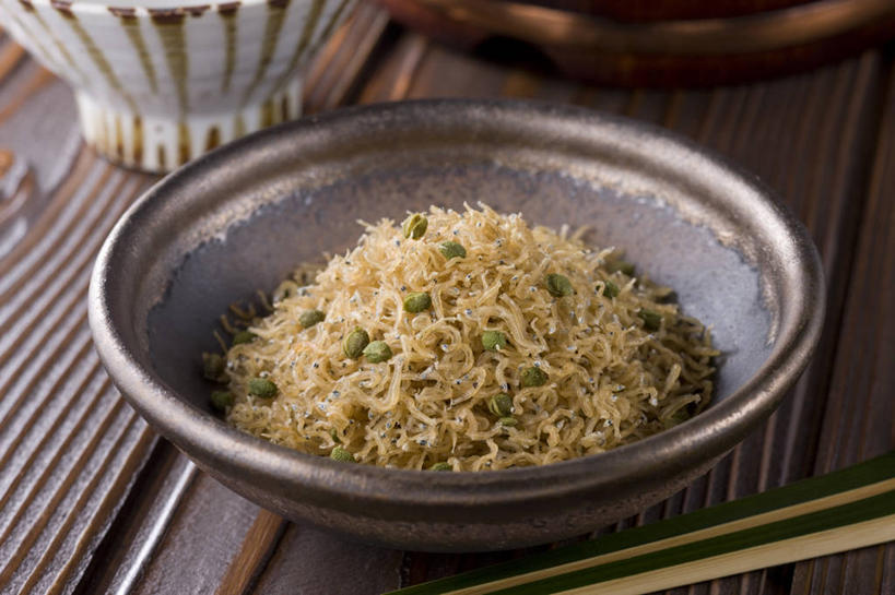 无人,横图,俯视,室内,特写,白天,烹饪,餐桌,筷子,桌子,餐具,一堆,一双,许多,阴影,堆叠,堆积,反射,木制,碟子,盘,影子,肉,鱼肉,日本料理,料理,食品,文化,传统,菜肴,美食,肉类,食物,盘子,木制品,碟,日式料理,日式,佳肴,餐台,堆,礼节,银鱼,礼仪,肉食,面丈鱼,面条鱼,白饭鱼,蛤残鱼,进餐用具,彩图,高角度拍摄