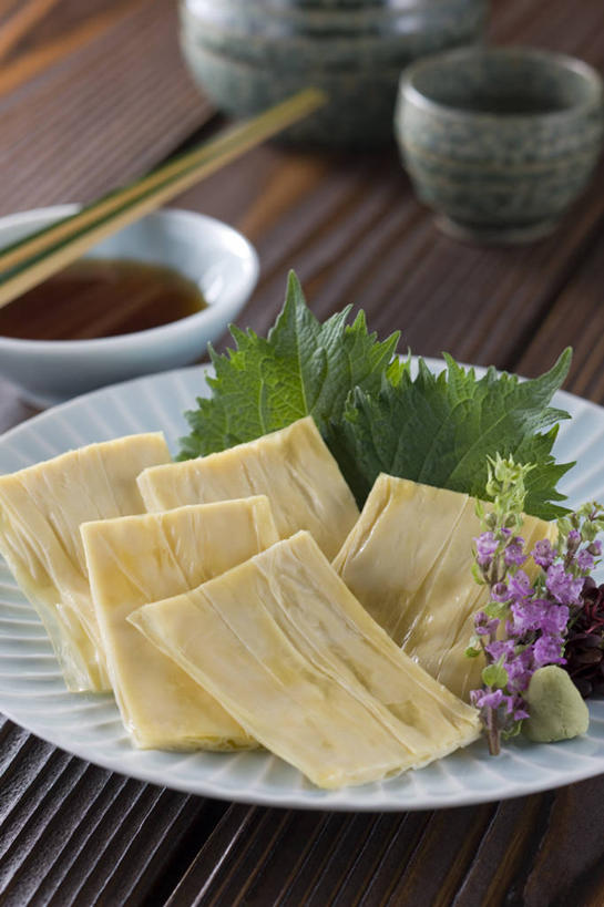 无人,竖图,俯视,室内,特写,白天,烹饪,餐桌,筷子,桌子,蔬菜,餐具,叶子,一双,阴影,新鲜,装饰,盛开,反射,木制,碟子,盘,影子,陶瓷,调料,酱料,酱汁,佐料,日本料理,料理,食品,绿叶,陶瓷制品,调味品,调味料,花蕾,文化,传统,豆腐皮,酱,菜肴,美食,酒瓶,花,花瓣,花朵,鲜花,食物,盘子,木制品,瓶子,碟,日式料理,花苞,花蕊,日式,嫩叶,佳肴,有机食品,绿色食品,餐台,礼节,华丽,修饰,点缀,腐竹,礼仪,衬托,美观,雅致,雅观,豆腐衣,油皮,叶,叶片,进餐用具,彩图,高角度拍摄,刺身,清酒瓶