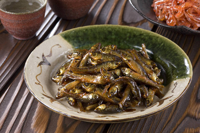 清酒,无人,横图,俯视,室内,特写,白天,烹饪,餐桌,桌子,餐具,一堆,许多,阴影,堆叠,堆积,反射,木制,鱼,碟子,盘,影子,陶瓷,虾,日本料理,料理,食品,陶瓷制品,香鱼,酒类,菜肴,美食,鱼类,大虾,海洋生物,酒,酒瓶,食物,饮料,盘子,酒杯,木制品,瓶子,碟,日式料理,日式,佳肴,对虾,餐台,堆,水生动物,水生物,海底动物,斑节虾,东方对虾,中国对虾,瓜鱼,香油鱼,彩图,高角度拍摄,佃煮,清酒瓶