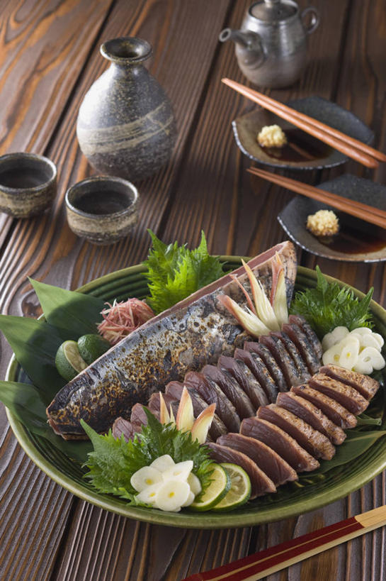 生鱼片,芥末,无人,竖图,俯视,室内,特写,白天,餐桌,筷子,桌子,餐具,水果,叶子,阴影,新鲜,装饰,反射,木制,碟子,盘,影子,陶瓷,调料,酱料,酱汁,肉,生食,鱼肉,佐料,鱼片,食品,果实,绿叶,陶瓷制品,鲣鱼,调味品,调味料,文化,传统,酱,肉类,酒瓶,食物,盘子,酒杯,木制品,瓶子,碟,嫩叶,有机食品,绿色食品,餐台,礼节,华丽,修饰,点缀,礼仪,肉食,山葵,衬托,美观,雅致,雅观,泽山葵,溪山葵,酸橙,芥子末,山嵛菜,芥辣粉,哇沙比,辣根,小金枪鱼,炸弹鱼,沙西米,代代,柴鱼,鲣节,叶,叶片,进餐用具,橙子,橙,彩图,高角度拍摄,刺身,清酒瓶