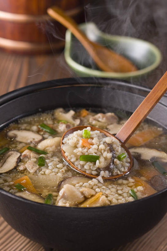 无人,竖图,俯视,室内,特写,白天,烹饪,农作物,雾,餐桌,桌子,萝卜,胡萝卜,蔬菜,餐具,许多,阴影,沸腾,新鲜,反射,木制,蒸汽,碟子,盘,影子,勺子,菌菇,蘑菇,谷物,粥,日本料理,料理,食品,案板,水蒸气,米,荞麦,菌类,菜肴,美食,香,砧板,食物,盘子,木制品,调羹,碟,汤匙,日式料理,日式,食用菌,佳肴,有机食品,绿色食品,餐台,蒸发,红萝卜,甘荀,彩图,高角度拍摄,糜