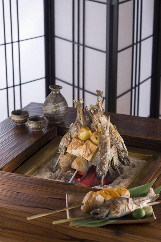 豆腐,无人,竖图,俯视,室内,特写,白天,烹饪,热情,煤炭,餐桌,家具,屏风,桌子,蔬菜,土豆,火,许多,阴影,新鲜,反射,木制,火焰,影子,陶瓷,肉,鱼肉,日本料理,料理,食品,陶瓷制品,燃烧,蒟蒻,菜肴,美食,肉类,酒瓶,食物,酒杯,木制品,瓶子,日式料理,日式,佳肴,有机食品,绿色食品,能源,餐台,协调,燃料,遮挡,豆制品,煤,分隔,能量,肉食,取食签,馍馍蛋,鬼芋,菎蒻,雷公枪,蒻头,魔芋,煤矿,矿业,化石燃料,美化,洋芋,山药蛋,马铃薯,彩图,高角度拍摄,清酒瓶