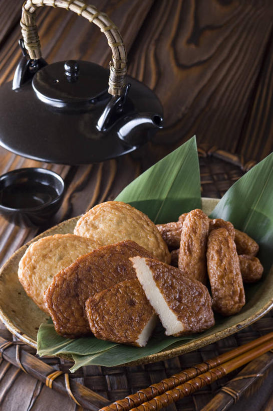 无人,竖图,俯视,室内,特写,白天,烹饪,餐桌,桌子,蔬菜,餐具,叶子,阴影,新鲜,装饰,反射,木制,碟子,壶,盘,影子,肉,鱼肉,日本料理,料理,食品,绿叶,藕,菜肴,美食,肉类,水壶,食物,盘子,茶壶,木制品,容器,碟,日式料理,日式,嫩叶,佳肴,有机食品,绿色食品,餐台,华丽,修饰,点缀,肉食,鱼饼,衬托,美观,雅致,雅观,莲藕,叶,叶片,茶杯,彩图,高角度拍摄