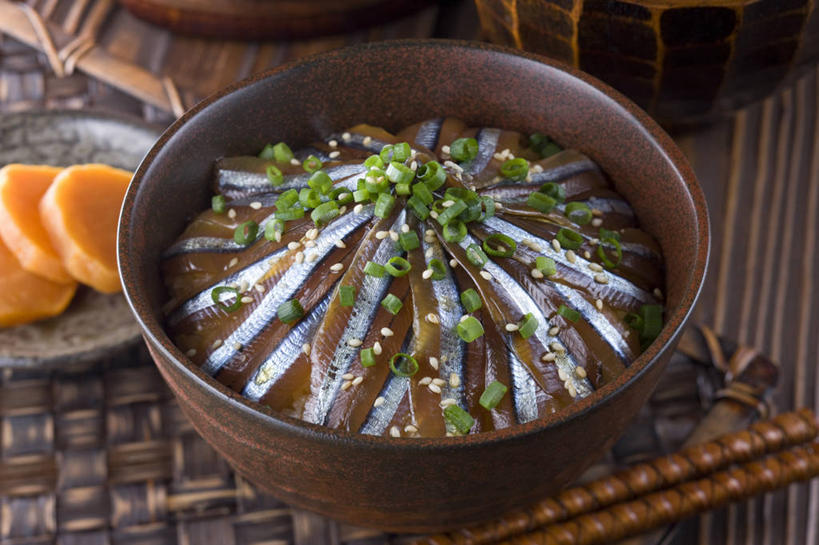 海鲜,生鱼片,无人,横图,俯视,室内,特写,白天,餐桌,筷子,桌子,蔬菜,餐具,一堆,许多,阴影,堆叠,堆积,新鲜,反射,鱼,影子,葱,青葱,肉,鱼肉,鱼片,食品,文化,传统,水产,肉类,鱼类,海洋生物,食物,容器,碗,有机食品,绿色食品,餐台,储藏,堆,礼节,鲱鱼,储存,水生动物,海产品,礼仪,水生物,肉食,海底动物,腌渍,沙西米,太平洋鲱鱼,肺鱼,进餐用具,彩图,高角度拍摄,贮存,刺身