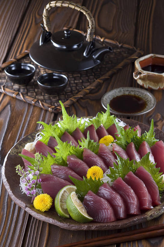 生鱼片,无人,竖图,俯视,室内,特写,白天,餐桌,桌子,杯子,餐具,水果,叶子,许多,阴影,新鲜,装饰,盛开,反射,木制,碟子,壶,盘,影子,调料,肉,生食,鱼肉,鱼片,食品,果实,绿叶,鲣鱼,调味品,调味料,花蕾,酱油,肉类,水壶,花,花瓣,花朵,鲜花,食物,黄色,盘子,茶壶,木制品,容器,水杯,碟,花苞,花蕊,嫩叶,有机食品,绿色食品,餐台,华丽,修饰,点缀,肉食,衬托,美观,雅致,雅观,酸橙,小金枪鱼,炸弹鱼,沙西米,代代,柴鱼,鲣节,豉油,叶,叶片,茶杯,橙子,橙,彩图,高角度拍摄,刺身