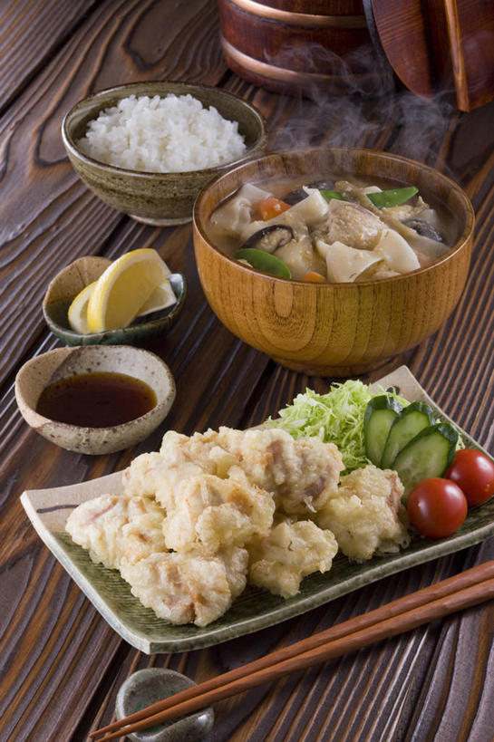 无人,竖图,俯视,室内,特写,白天,烹饪,餐桌,筷子,桌子,黄瓜,蔬菜,西红柿,小番茄,餐具,阴影,新鲜,反射,木制,碟子,木桶,盘,桶,影子,调料,天妇罗,日本料理,料理,食品,筷架,调味品,调味料,筷枕,文化,传统,酱油,菜肴,美食,食物,盘子,木制品,容器,碟,碗,日式料理,日式,佳肴,有机食品,绿色食品,餐台,储藏,礼节,筷子架,储存,礼仪,天麸罗,蔬菜天妇罗,豉油,小西红柿,樱桃小番茄,珍珠小番茄,进餐用具,樱桃番茄,圣女果,青瓜,胡瓜,番茄,彩图,高角度拍摄,贮存