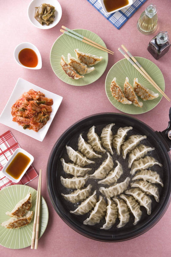 点心,泡菜,无人,竖图,俯视,室内,特写,白天,烹饪,餐桌,筷子,桌子,蔬菜,餐具,厨具,许多,阴影,新鲜,反射,影子,调料,油炸,油炸食品,料理,食品,锅贴,煎饺,面点,调味品,韩式,调味料,文化,传统,酱油,菜肴,美食,食物,佳肴,有机食品,绿色食品,餐台,礼节,电磁炉,韩国料理,礼仪,韩国菜,韩式料理,烹饪用具,韩国泡菜,豉油,进餐用具,烹调用具,烹调,彩图,高角度拍摄,电磁灶,火锅炉