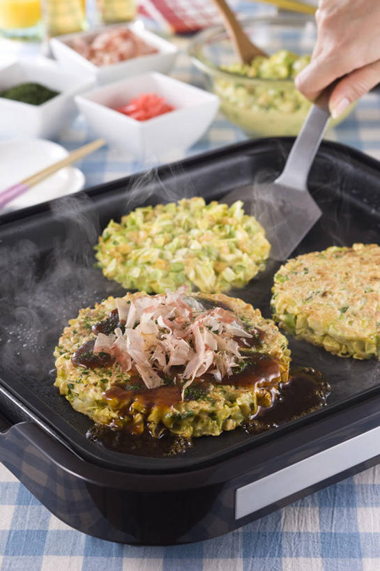 煎饼,东方人,手,一个人,竖图,俯视,室内,特写,白天,烹饪,餐桌,筷子,桌子,蔬菜,餐具,厨具,玻璃,金属制品,亚洲,仅一个女性,仅一个人,一堆,许多,握,阴影,堆叠,堆积,新鲜,反射,金属,碟子,盘,影子,调味,肉,香料,佐料,食品,锅铲,黄种人,文化,传统,肉类,玻璃制品,食物,盘子,容器,碟,碗,仅一个中年女性,手部,握着,有机食品,绿色食品,餐台,储藏,堆,单手,礼节,配料,电磁炉,储存,烧饼,礼仪,肉食,烹饪用具,日式烧饼,大阪烧,御好烧,广岛烧,一钱洋食,作料,女人,女性,中年女性,亚洲人,进餐用具,烹调用具,烹调,半身,彩图,高角度拍摄,电磁灶,火锅炉,贮存