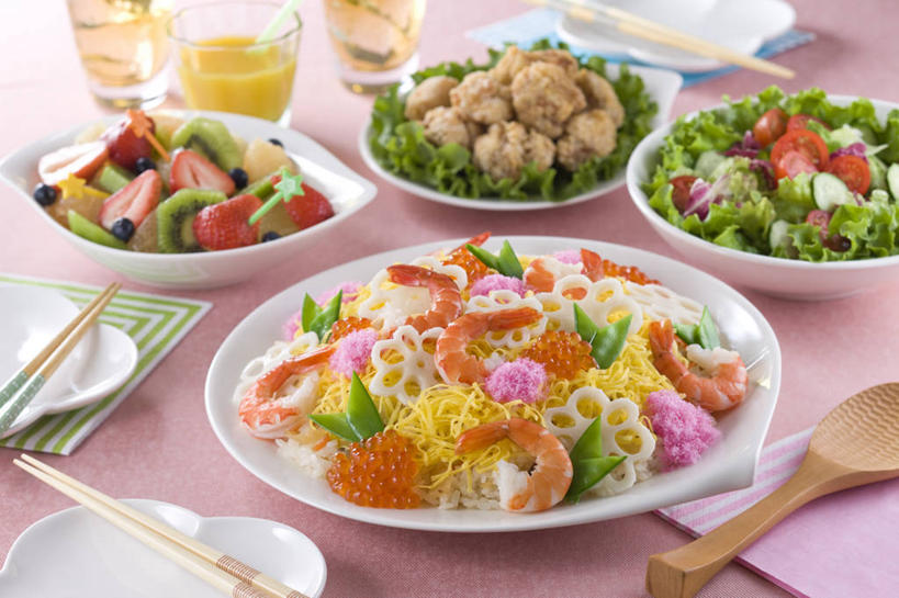 米饭,寿司,果汁,无人,横图,俯视,室内,特写,白天,烹饪,餐桌,筷子,桌子,猕猴桃,蔬菜,杯子,餐具,水果,一堆,许多,阴影,堆叠,堆积,新鲜,反射,布料,碟子,盘,影子,勺子,生菜,莴苣,鸡肉,肉,生食,虾,油炸,鱼卵,日本料理,沙拉,橙汁,料理,食品,果实,饮品,散寿司,饭,鱼籽,布纹,文化,色拉,传统,鸡块,沙律,藕,菜肴,美食,肉类,大虾,玻璃制品,桌布,食物,饮料,盘子,餐巾,水杯,调羹,碟,台布,汤匙,日式料理,日式,佳肴,有机食品,绿色食品,对虾,餐台,色拉酱,堆,礼节,五谷,甜橙,可口,千岛酱,炸鸡块,醋饭,礼仪,肉食,斑节虾,春菜,鹅仔菜,莴仔菜,千金菜,叶用莴苣,适口,四喜饭,东方对虾,中国对虾,莲藕,玻璃杯,进餐用具,奇异果,猕猴梨,橙子,橙,餐桌布,彩图,高角度拍摄,鹄壳,黄橙,黄果,金橙,金环,金球,糖橙,蔬果沙拉