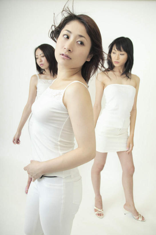 东方人,腹部,头发,三个人,伙伴,朋友,站,摸,竖图,室内,白天,白色背景,正面,友谊,吊带,亚洲,抚摸,服装,注视,休闲装,黄种人,侧身,衣服,白色,黑色,抹胸,观察,看,站着,休闲,休闲服,摄影,服饰,影棚,观看,察看,关注,友情,年轻女性,女人,女性,亚洲人,腹,肚子,长发,触摸,接触,站立,半身,彩图,影棚拍摄,拍摄