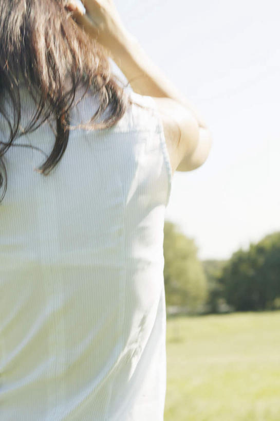 东方人,头发,一个人,站,举,竖图,室外,白天,草地,草坪,森林,树林,植物,亚洲,仅一个年轻女性,仅一个女性,仅一个人,阴影,服装,光线,影子,注视,休闲装,黄种人,草,树,树木,背面,衣服,绿色,黑色,阳光,自然,观察,看,托,站着,休闲,休闲服,服饰,生长,成长,观看,察看,关注,年轻女性,女人,女性,亚洲人,长发,举起,举手,举着,向上举,向上伸,向上托,站立,半身,彩图