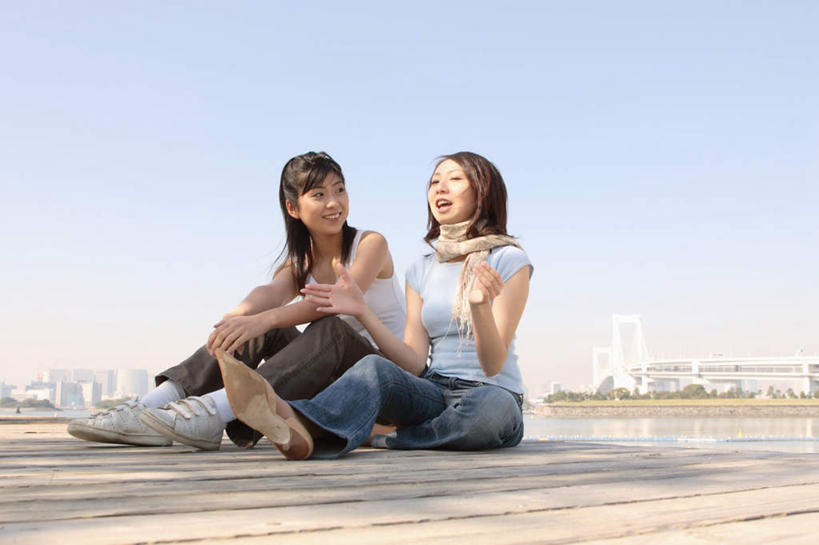 东方人,头发,两个人,伙伴,朋友,坐,笑,说,微笑,露齿笑,横图,室外,白天,正面,友谊,亚洲,阴影,服装,光线,影子,注视,休闲装,黄种人,衣服,蓝色,黑色,蓝天,天空,阳光,天,观察,看,休闲,休闲服,服饰,欢快,观看,察看,关注,交流,友情,年轻女性,女人,女性,亚洲人,长发,沟通,讲话,交谈,说话,谈话,坐着,彩图,全身,欢乐