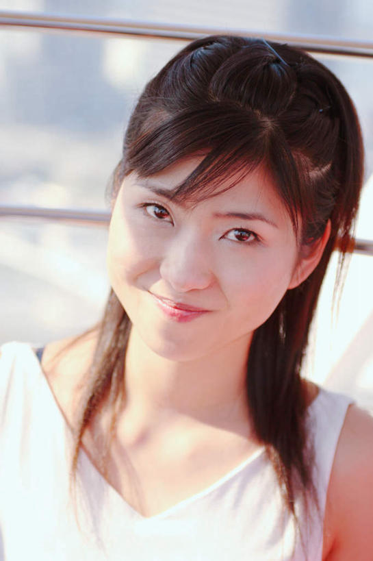 东方人,头发,一个人,栏杆,站,笑,微笑,竖图,室外,特写,白天,正面,亚洲,仅一个年轻女性,仅一个女性,仅一个人,阴影,服装,光线,影子,围栏,注视,休闲装,黄种人,护栏,衣服,蓝色,黑色,蓝天,天空,阳光,天,观察,看,靠,靠着,站着,休闲,休闲服,服饰,观看,抿嘴,察看,关注,年轻女性,女人,女性,亚洲人,长发,站立,半身,彩图