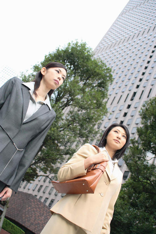 东方人,头发,两个人,高楼大厦,站,竖图,室外,白天,仰视,工作服,制服,职员,大厦,建筑,摩天大楼,亚洲,注视,黄种人,黑色,观察,看,站着,观看,察看,关注,工作制服,年轻女性,女人,女性,亚洲人,长发,白领,商人,上班族,抬头,仰头,站立,半身,彩图,低角度拍摄,工作套服,大楼,高层建筑,高楼,摩天楼,白领阶层,办公室职员