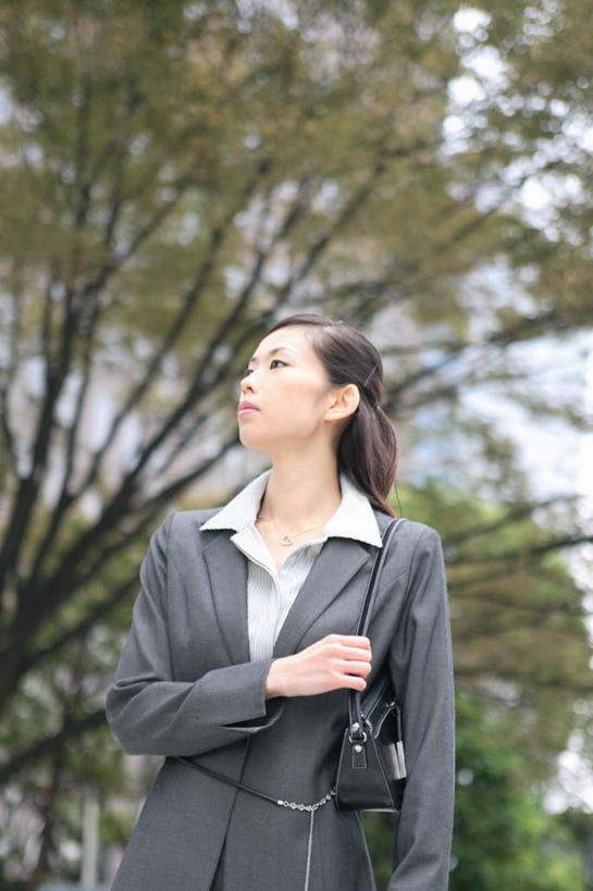 东方人,头发,一个人,站,竖图,室外,白天,正面,工作服,制服,职员,亚洲,仅一个年轻女性,仅一个女性,仅一个人,包,皮包,拿,拿着,注视,黄种人,黑色,观察,看,站着,观看,单肩包,察看,关注,工作制服,年轻女性,女人,女性,亚洲人,长发,白领,商人,上班族,抬头,仰头,站立,半身,彩图,工作套服,白领阶层,办公室职员