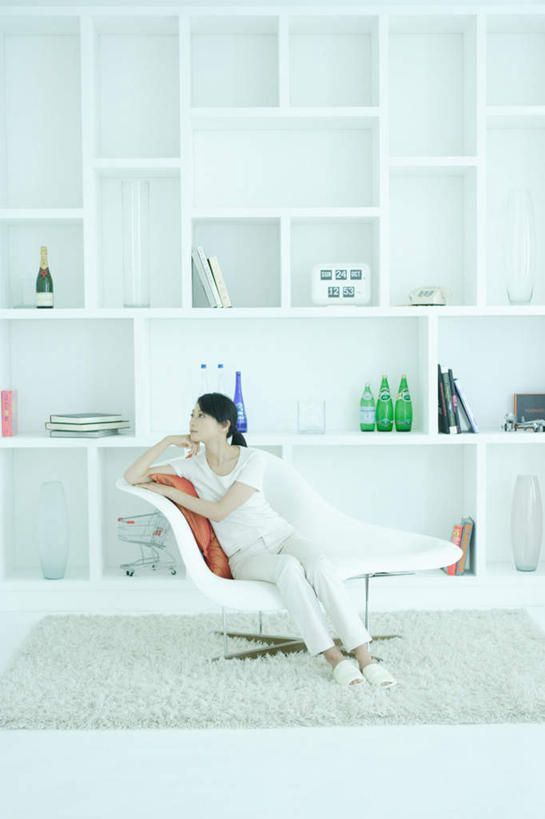 东方人,下巴,头发,一个人,客厅,坐,竖图,室内,白天,正面,地毯,靠垫,沙发,亚洲,仅一个年轻女性,仅一个女性,仅一个人,撑,服装,靠枕,注视,休闲装,黄种人,衣服,黑色,垫子,枕头,观察,看,休闲,休闲服,家居,服饰,观看,察看,起居室,撑着,关注,布艺沙发,年轻女性,女人,女性,亚洲人,长发,坐着,彩图,全身