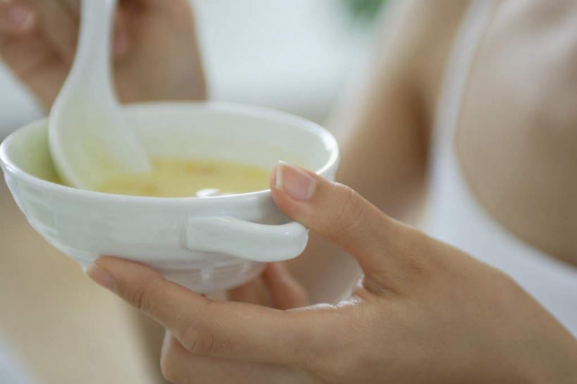 东方人,头发,一个人,客厅,捧,吃,横图,室内,特写,白天,正面,家具,亚洲,仅一个年轻女性,仅一个女性,仅一个人,握,服装,朦胧,模糊,勺子,拿,拿着,注视,休闲装,黄种人,衣服,黑色,调羹,汤匙,碗,观察,看,休闲,休闲服,家居,握着,服饰,观看,察看,起居室,关注,年轻女性,女人,女性,亚洲人,长发,端,端着,嚼,捧着,食,手捧,半身,彩图