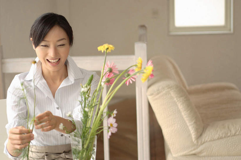 东方人,头发,一个人,客厅,坐,笑,微笑,露齿笑,横图,室内,白天,正面,窗户,家具,沙发,椅子,亚洲,仅一个年轻女性,仅一个女性,仅一个人,服装,盛开,花蕾,注视,休闲装,黄种人,玻璃窗,雏菊,花,花瓣,花朵,鲜花,衣服,黑色,花苞,花蕊,观察,看,休闲,眯眼,休闲服,家居,服饰,观看,察看,起居室,关注,布艺沙发,年轻女性,女人,女性,亚洲人,长发,坐着,半身,彩图
