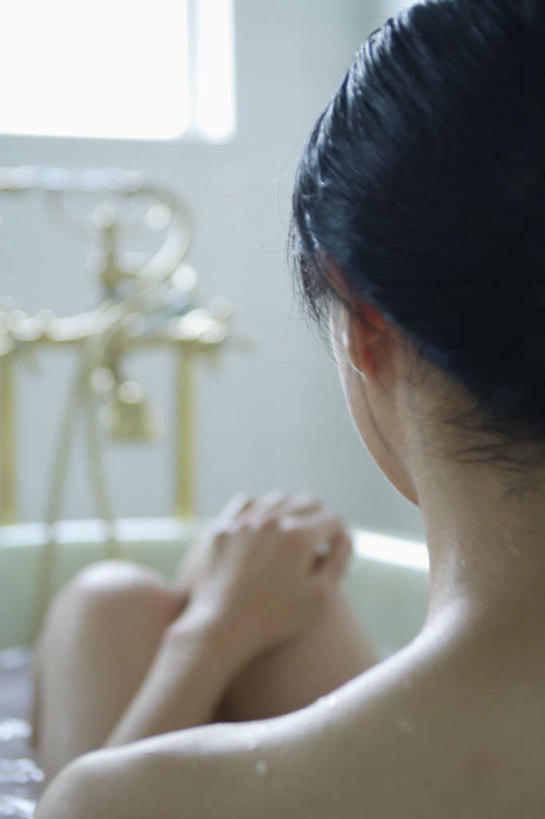 东方人,头发,一个人,坐,竖图,室内,白天,洗澡,水,窗户,家具,卫生间,浴室,亚洲,仅一个年轻女性,仅一个女性,仅一个人,服装,水龙头,液体,水滴,注视,休闲装,黄种人,玻璃窗,背面,衣服,黑色,浴缸,观察,看,休闲,休闲服,家居,服饰,观看,察看,关注,年轻女性,女人,女性,亚洲人,长发,淋浴房,坐着,半身,彩图,冲凉房,沐浴间,沐浴室