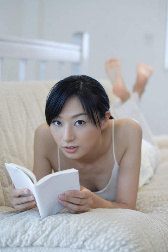 东方人,头发,一个人,客厅,躺,竖图,室内,白天,正面,看书,阅读,床,家具,书籍,亚洲,仅一个年轻女性,仅一个女性,仅一个人,握,学习,服装,床单,拿,拿着,注视,休闲装,黄种人,被子,衣服,黑色,书本,观察,看,休闲,休闲服,家居,读书,浏览,握着,服饰,单人床,观看,察看,起居室,被单,关注,卧着,年轻女性,女人,女性,亚洲人,长发,书,图书,躺着,卧,彩图,全身