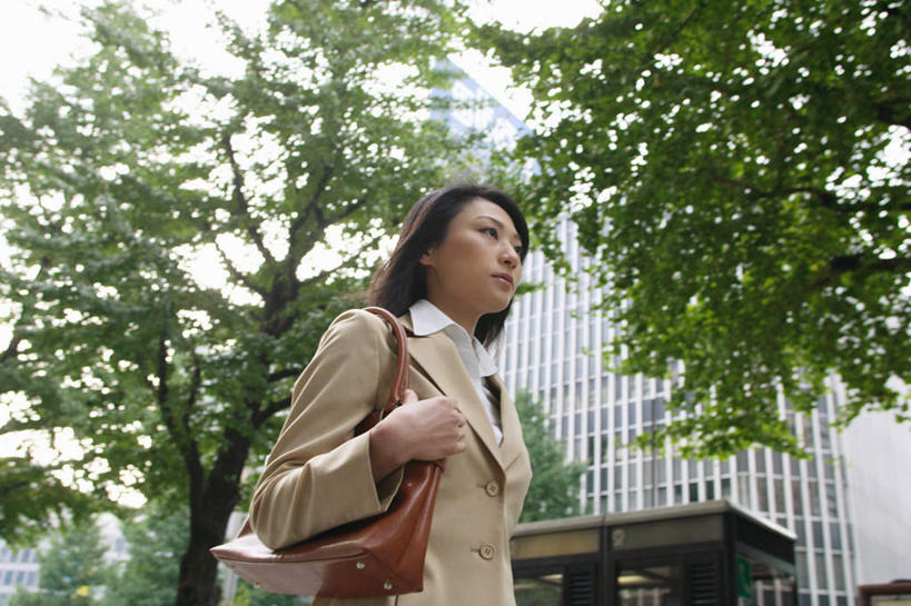 东方人,头发,一个人,走,横图,室外,白天,仰视,工作服,制服,办公楼,职员,植物,写字楼,亚洲,仅一个年轻女性,仅一个女性,仅一个人,阴影,光线,包,公文包,影子,注视,黄种人,树,树木,绿色,黑色,阳光,自然,观察,看,商务楼,生长,成长,公事包,观看,察看,关注,工作制服,年轻女性,女人,女性,亚洲人,长发,白领,商人,上班族,步行,散步,走路,半身,彩图,低角度拍摄,工作套服,大楼,白领阶层,办公室职员