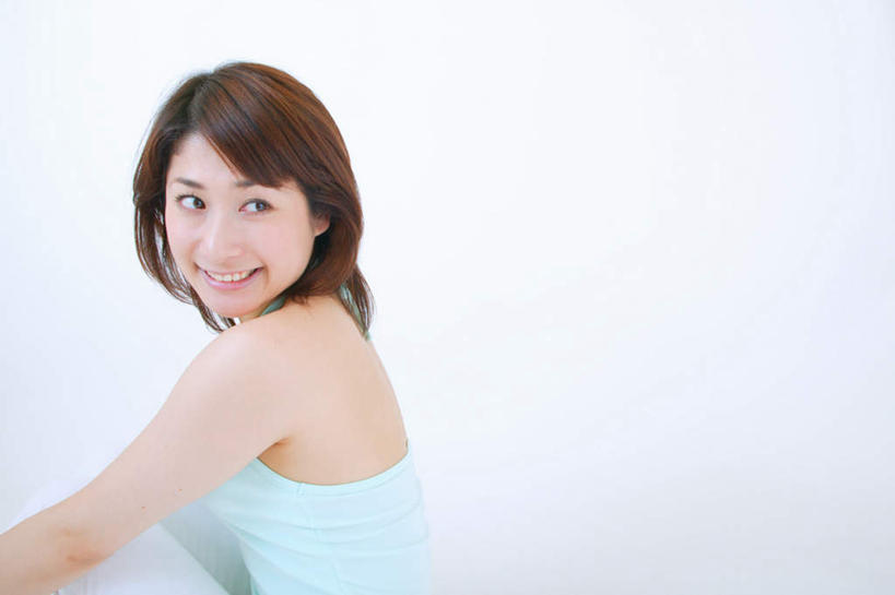 东方人,头发,一个人,坐,笑,微笑,露齿笑,横图,室内,白天,白色背景,侧面,亚洲,仅一个年轻女性,仅一个女性,仅一个人,抱腿,服装,扭头,注视,休闲装,黄种人,衣服,黑色,观察,看,休闲,休闲服,摄影,服饰,影棚,观看,察看,关注,年轻女性,女人,女性,亚洲人,长发,坐着,半身,彩图,影棚拍摄,拍摄