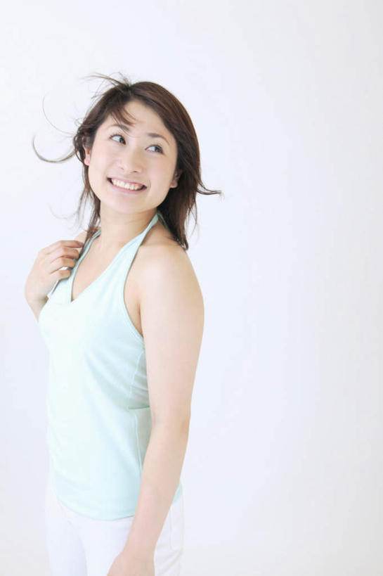 东方人,手,头发,一个人,站,举,笑,微笑,露齿笑,竖图,室内,白天,白色背景,侧面,亚洲,仅一个年轻女性,仅一个女性,仅一个人,服装,注视,休闲装,黄种人,侧身,衣服,黑色,观察,看,站着,休闲,手部,休闲服,摄影,服饰,影棚,观看,察看,关注,年轻女性,女人,女性,亚洲人,长发,举着,站立,半身,彩图,影棚拍摄,拍摄