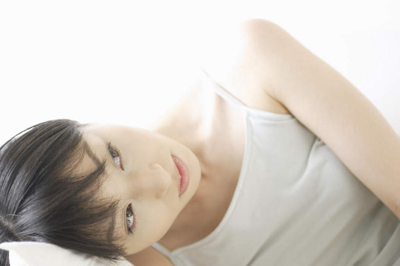 头发,一个人,躺,笑,微笑,横图,室内,白天,正面,靠垫,仅一个年轻女性,仅一个女性,仅一个人,靠枕,吊带衫,黑色,垫子,枕头,卧着,年轻女性,女人,女性,躺着,卧,半身,彩图