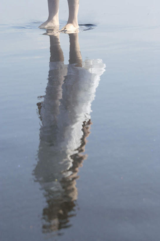 一个人,站,竖图,室外,白天,正面,沙滩,仅一个年轻女性,仅一个女性,仅一个人,阴影,沙子,影子,海岸,沙地,倒影,海水,站着,海景,年轻女性,女人,女性,海滩,站立,半身,彩图