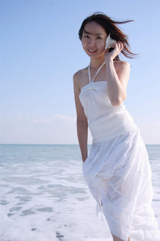 东方人,一个人,站,竖图,室外,白天,正面,裙子,海浪,贝壳,亚洲,仅一个年轻女性,仅一个女性,仅一个人,握,连衣裙,服装,浪花,拿,拿着,注视,休闲装,黄种人,衣服,蓝色,白色,蓝天,天空,天,观察,看,聆听,站着,休闲,休闲服,握着,服饰,观看,察看,关注,凝听,年轻女性,女人,女性,亚洲人,贝类外壳,软体动物外壳,近岸浪,涌浪,站立,半身,彩图