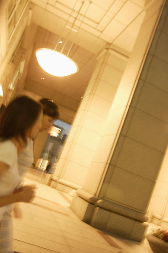 东方人,两个人,走,竖图,室外,夜晚,侧面,亚洲,服装,朦胧,模糊,柱子,灯光,注视,休闲装,黄种人,吊灯,灯,衣服,灯具,观察,看,休闲,休闲服,服饰,观看,察看,照明设备,关注,年轻女性,女人,女性,亚洲人,步行,散步,走路,半身,彩图