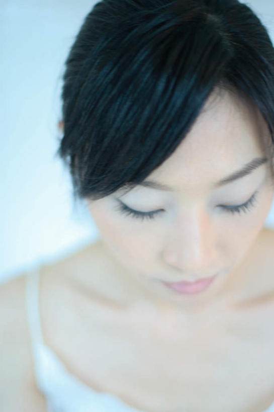 东方人,一个人,站,竖图,室内,特写,白天,正面,裙子,亚洲,仅一个年轻女性,仅一个女性,仅一个人,连衣裙,黄种人,低头,站着,吊带裙,年轻女性,女人,女性,亚洲人,站立,半身,彩图