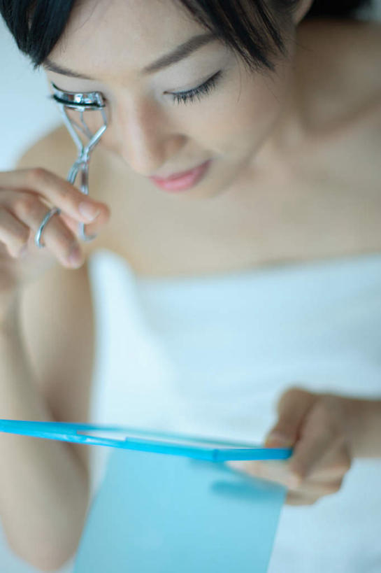 东方人,一个人,坐,竖图,俯视,室内,白天,化妆,美容,镜子,亚洲,仅一个年轻女性,仅一个女性,仅一个人,护肤,服装,拿,拿着,注视,休闲装,黄种人,衣服,观察,看,保养,享受,休闲,休闲服,睫毛夹,放松,保健,服饰,观看,察看,关注,养颜,年轻女性,女人,女性,亚洲人,坐着,半身,彩图,高角度拍摄