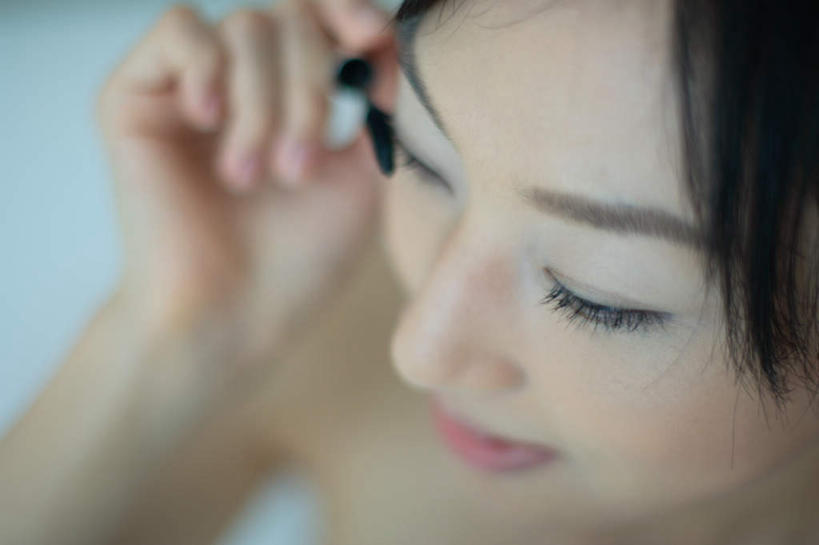 东方人,一个人,坐,横图,俯视,室内,白天,化妆,美容,亚洲,仅一个年轻女性,仅一个女性,仅一个人,护肤,服装,拿,拿着,注视,休闲装,黄种人,衣服,观察,看,保养,享受,休闲,休闲服,放松,保健,服饰,观看,察看,睫毛刷,关注,养颜,年轻女性,女人,女性,亚洲人,坐着,半身,彩图,高角度拍摄