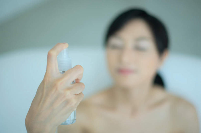 东方人,一个人,坐,闭眼,横图,室内,白天,正面,化妆,美容,亚洲,仅一个年轻女性,仅一个女性,仅一个人,护肤,服装,朦胧,模糊,喷雾,拿,拿着,注视,休闲装,黄种人,衣服,观察,看,保养,享受,休闲,休闲服,放松,保健,服饰,观看,察看,关注,养颜,年轻女性,女人,女性,亚洲人,闭眼睛,闭着眼,闭着眼睛,坐着,半身,彩图