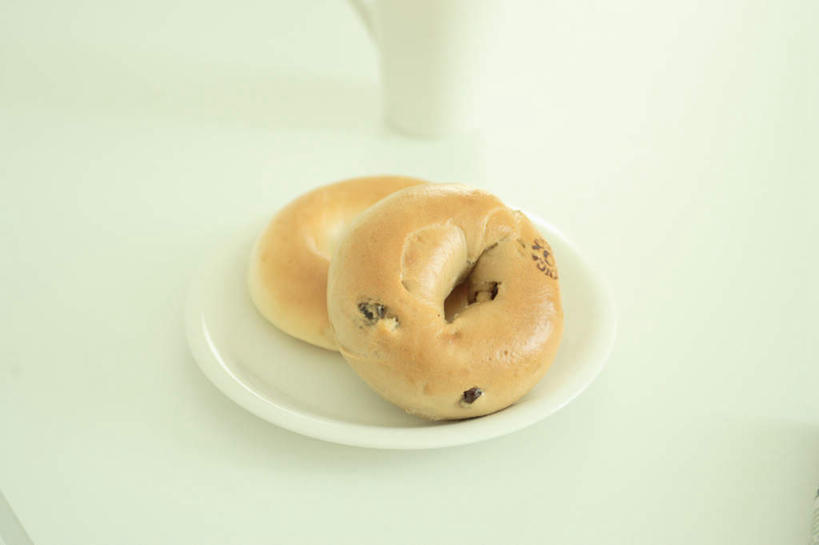 点心,面包,无人,横图,俯视,室内,特写,白天,白色背景,桌子,餐具,碟子,盘,食品,面点,食物,糕点,两个,盘子,碟,摄影,影棚,彩图,高角度拍摄,影棚拍摄,拍摄