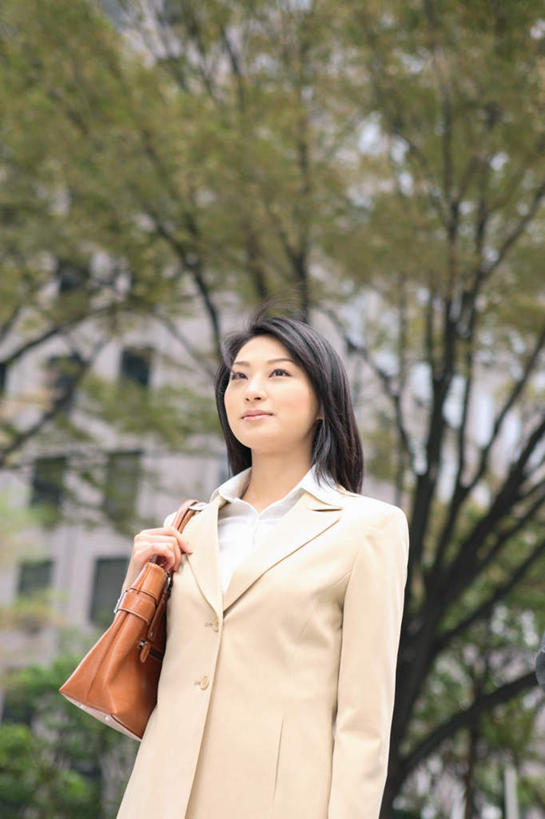东方人,一个人,站,竖图,室外,白天,正面,职员,植物,亚洲,仅一个年轻女性,仅一个女性,仅一个人,服装,包,皮包,拿,拿着,注视,休闲装,黄种人,树,树木,衣服,绿色,自然,观察,看,站着,休闲,休闲服,服饰,生长,成长,观看,单肩包,察看,关注,年轻女性,女人,女性,亚洲人,白领,商人,上班族,站立,半身,彩图,白领阶层,办公室职员