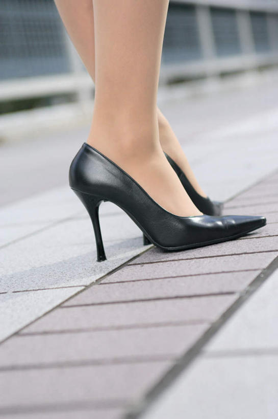 东方人,脚,脚后跟,一个人,商务人士,商务女性,站,竖图,室外,白天,侧面,高跟鞋,时尚,鞋子,亚洲,仅一个年轻女性,仅一个女性,仅一个人,套装,注视,黄种人,观察,看,站着,观看,察看,关注,时髦,商务装,工薪阶层,时兴,年轻女性,女人,女性,亚洲人,白领,上班族,站立,半身,彩图