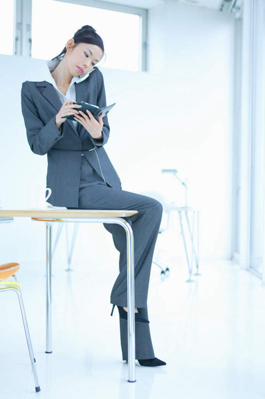 东方人,一个人,商务人士,商务女性,坐,打电话,竖图,室内,白天,正面,电话,手机,亚洲,仅一个年轻女性,仅一个女性,仅一个人,套装,记事本,拿,拿着,注视,黄种人,通讯设备,本子,笔记本,观察,记录,看,观看,察看,关注,商务装,工薪阶层,记载,记实,纪录,交流,年轻女性,女人,女性,亚洲人,白领,上班族,沟通,通话,坐着,彩图,全身